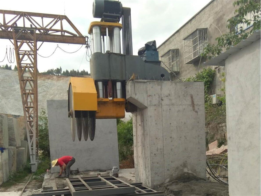 組合鋸石機(jī)客戶(hù)現(xiàn)場(chǎng)